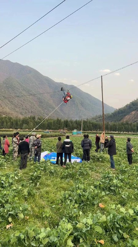 杭州某地电线上挂着一男子，竟是从千岛湖“飞”来的