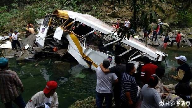 墨西哥一大巴失控翻车坠入25米深山崖，已造成29人死亡
