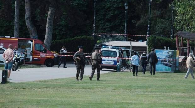 法国一男子持刀砍伤8名儿童，国民议会默哀，总统马克龙发声