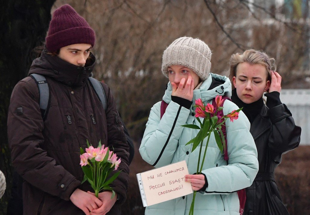 纳瓦尔尼的死讯传出后，俄罗斯多地有民众上街悼念，图为圣彼得堡民众在政治镇压受害者纪念碑前，献花悼念这位知名的克里姆林宫批评者。（图取自法新社）