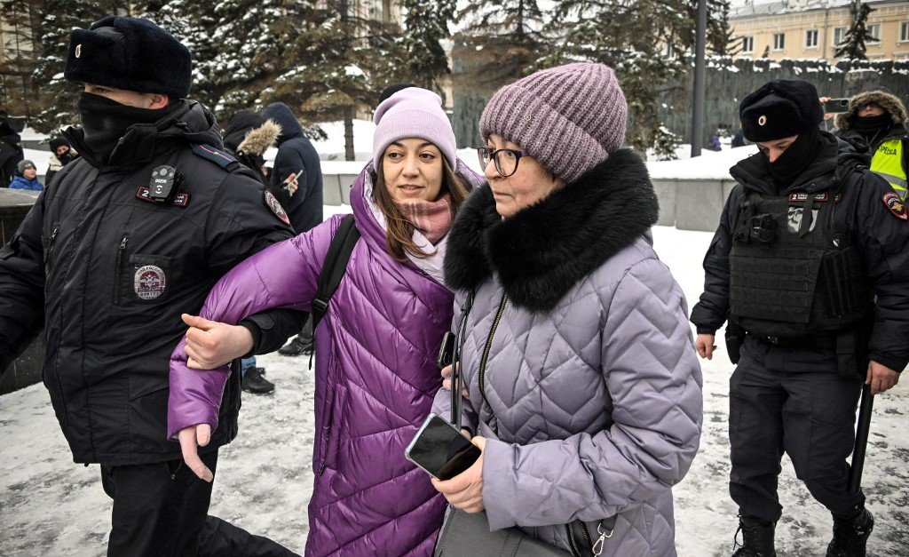 警察周六在莫斯科纪念政治逼害受害者的纪念碑附近，拘捕一名悼念纳瓦尔尼的女子。（图取自法新社）