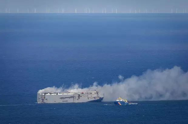 一艘载有3000辆汽车的货船在荷兰海域起火 已致1人死亡多人受伤