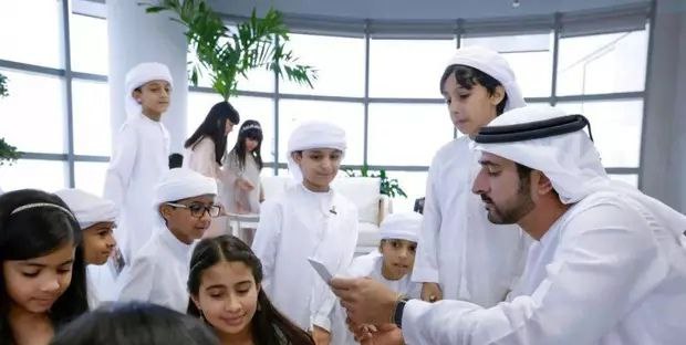 迪拜王储会见暴雨后帮助清理迪拜社区的孩子们