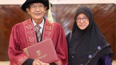 79岁荣获马来文学博士　穆哈然阿旺成万里望之光