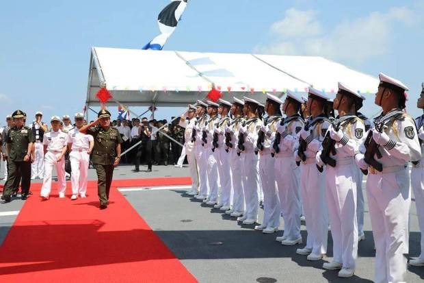 海军井冈山舰在柬埔寨西哈努克港举行甲板招待会