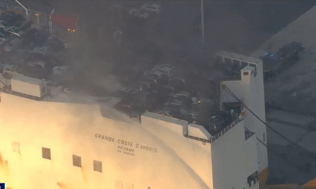 美国一载有5000辆汽车的货轮起火 2名消防员被困身亡
