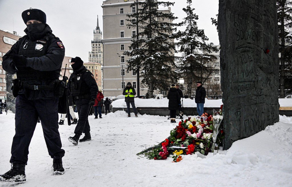莫斯科的“悲伤之墙”本来是纪念受斯大林镇压的受害者，俄人现在在那里放上花束、点蜡烛悼念，即使根本没放纳瓦尔尼照片，警方仍在旁边驻守驱赶。（图取自法新社）