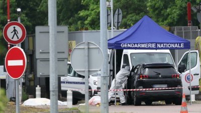 法国囚车遭枪手袭击　狱警2死3重伤