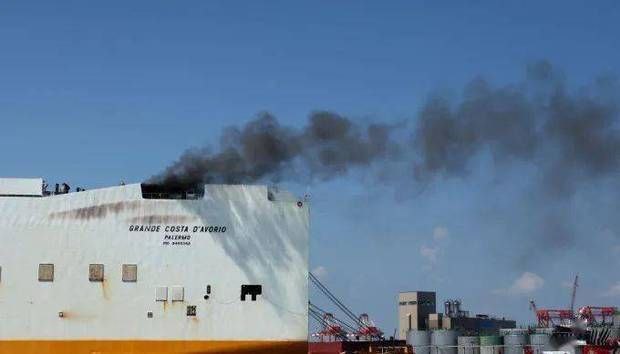 美国港口运载1200辆汽车货轮着火，2名消防员殉职