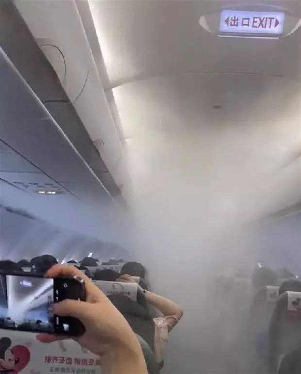 机舱内烟雾缭绕宛若“仙境”，航空公司：是空调冷凝气，起飞后会消失