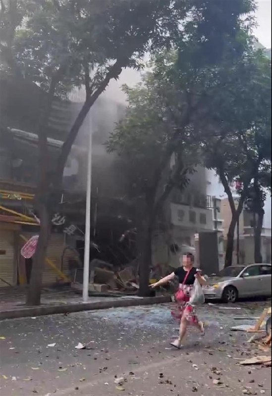 广东汕头一餐饮店突发燃气爆炸致1死6伤，数米外大树被炸断