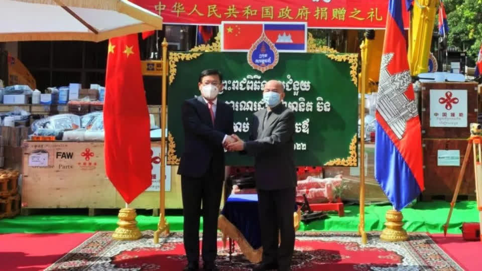 中国援助柬埔寨国王工作队物资交接仪式举行