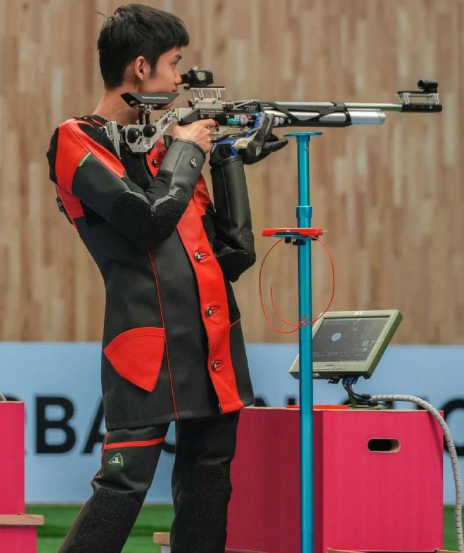 中国选手包揽世界杯男子十米气步枪冠亚军