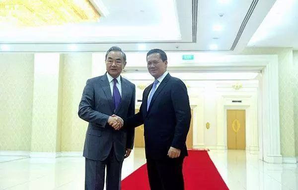 柬埔寨首相洪玛奈会见王毅