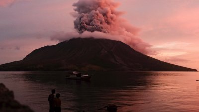 鲁昂火山再喷250公尺灰柱　印尼专家：危机未结束