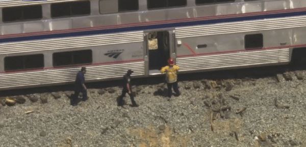 美国加州一载客列车与卡车相撞后脱轨，至少15人送医治疗