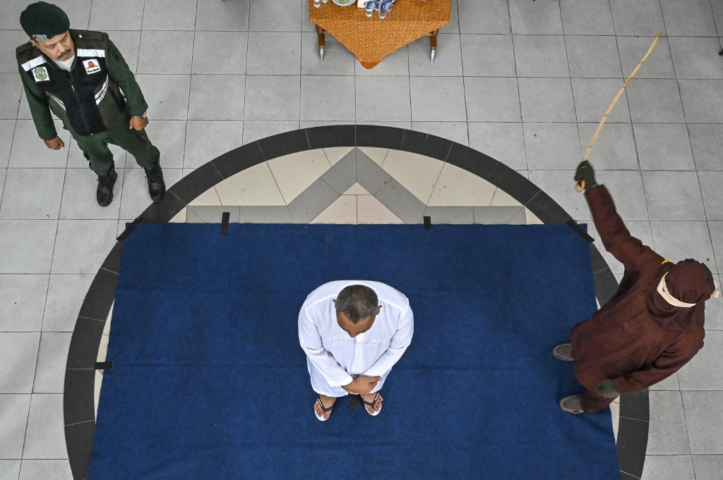 被抓到“婚外性行为”　印尼亚齐4男女被鞭刑20下