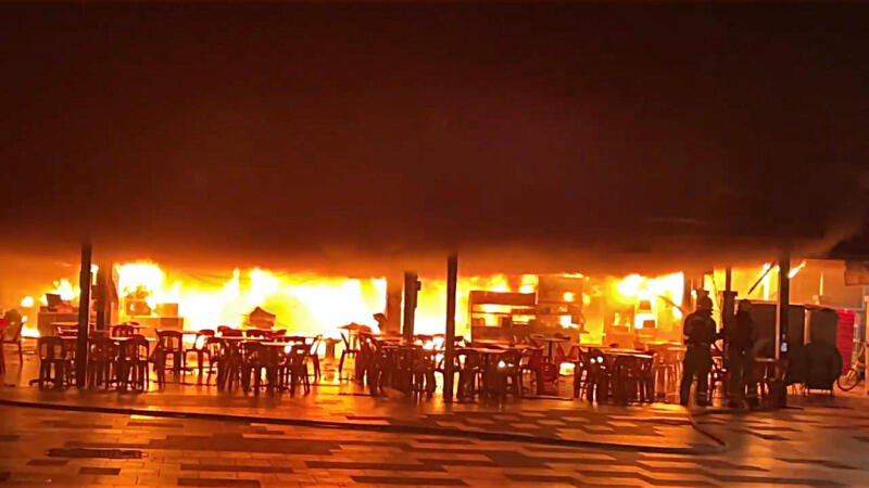 火势蔓延烧毁咖啡店。
