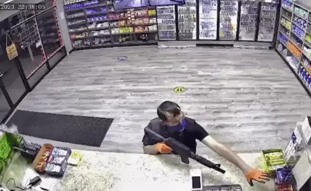 美国男子手持步枪抢劫便利店 向店员大喊：快清空收银机