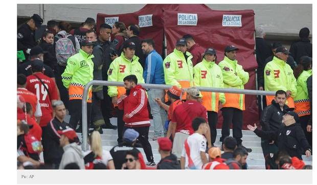 阿根廷一足球赛上，1名球迷从15米高看台坠落，当场死亡