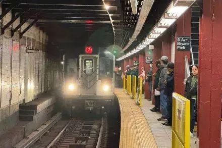 纽约地铁一乘客被推下站台遭碾压身亡