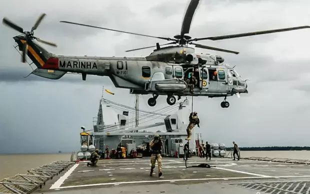 巴西一海军直升机坠毁 致2死6伤