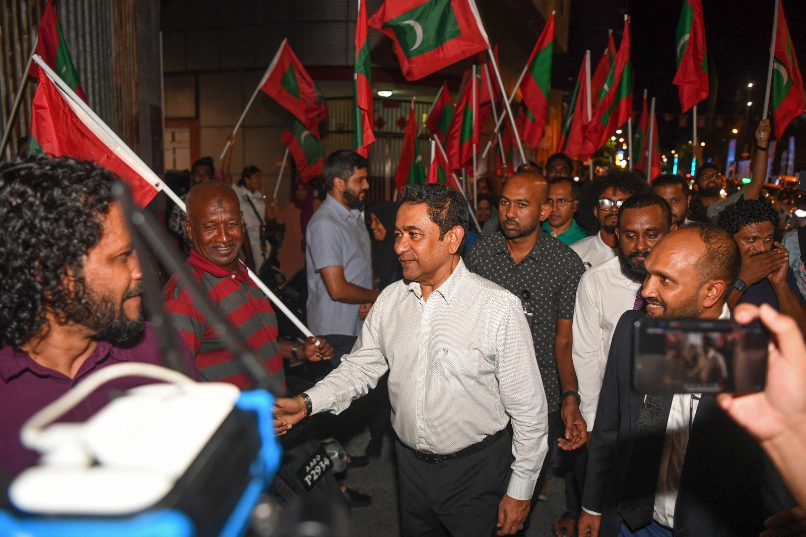 马尔代夫前总统亚明（中）上周四获释后，在马累竞选办公室受到支持者的欢迎。（图取自法新社）