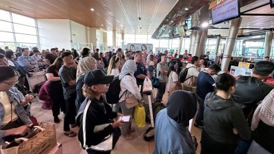 古晋机场所有航班恢复正常　机场人潮依旧